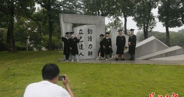 霸氣！武漢一高校畢業(yè)生在校園內(nèi)開拖拉機巡游